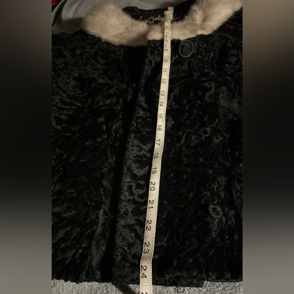 Breathtaking Vintage Fur Coat - Picture 10 of 12